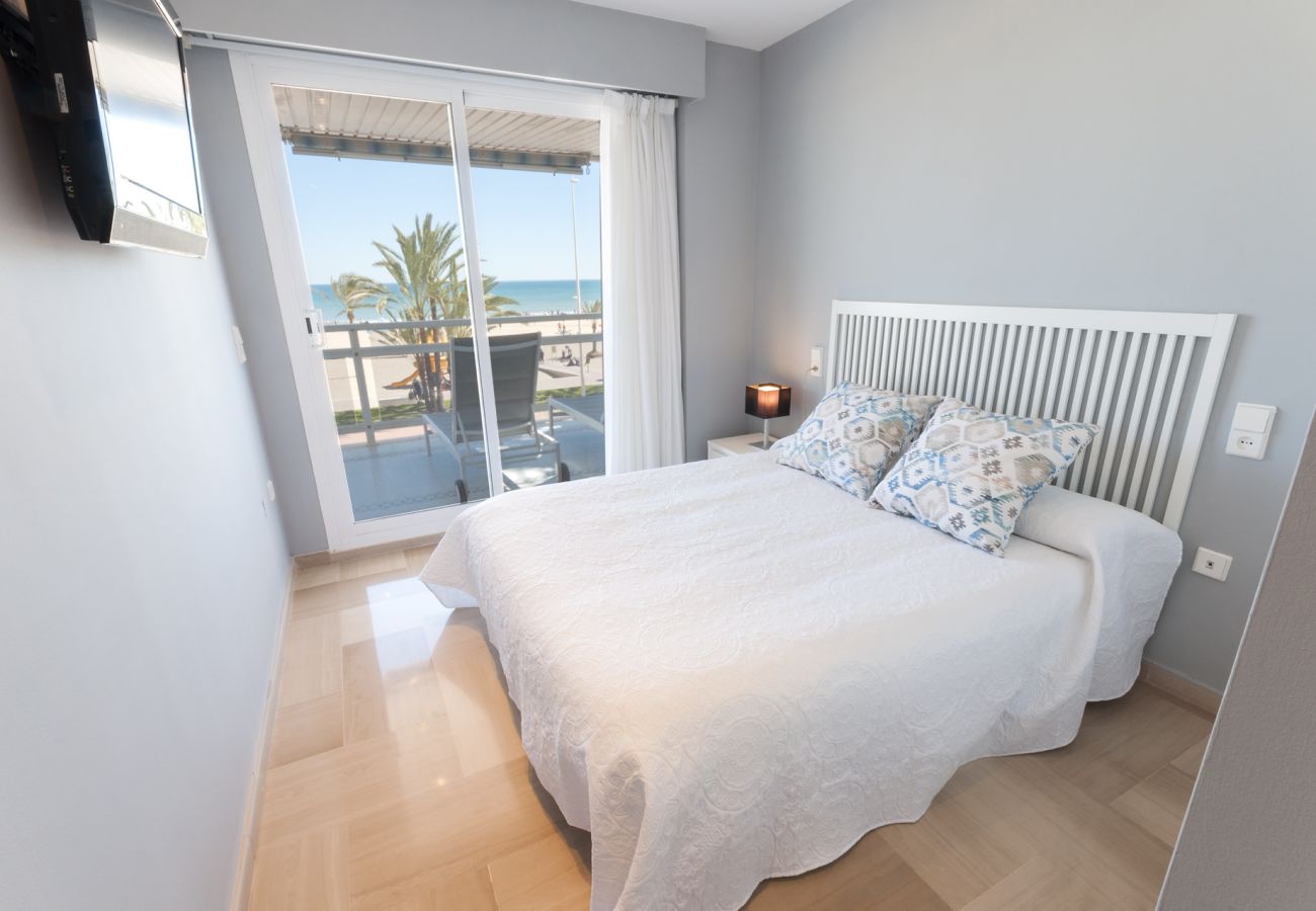 Apartment in Playa de Gandía - Amazing apartment decorated, with wifi, in front of the beach, AG TURQUESA 2A Premium 