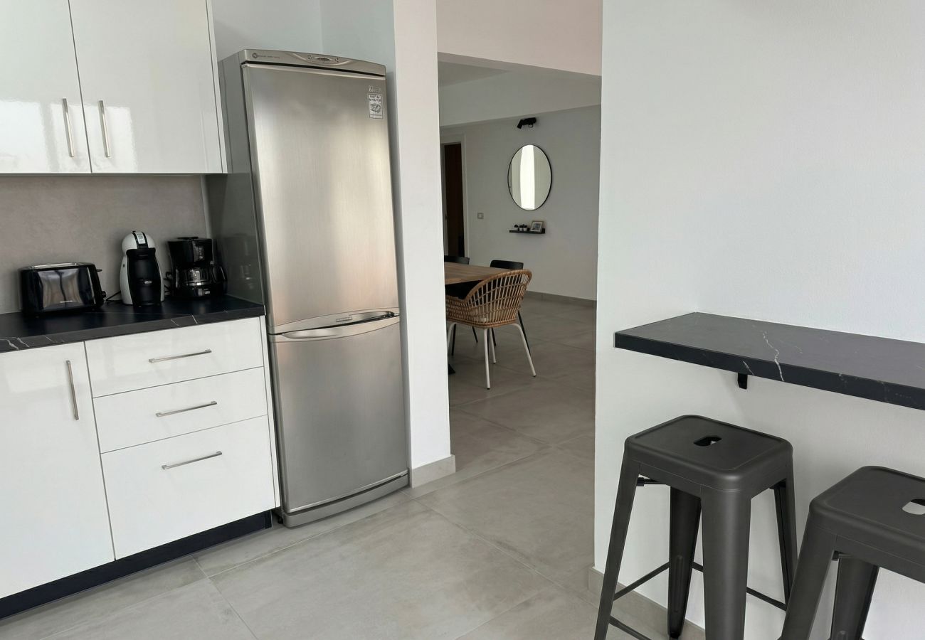 Kitchen bar with black stools