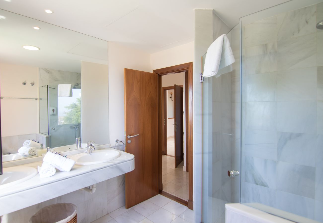 Villa in San Bartolomé de Tirajana - HomeForGuest Salobre Golf Villa, pool, wifi, stunning views