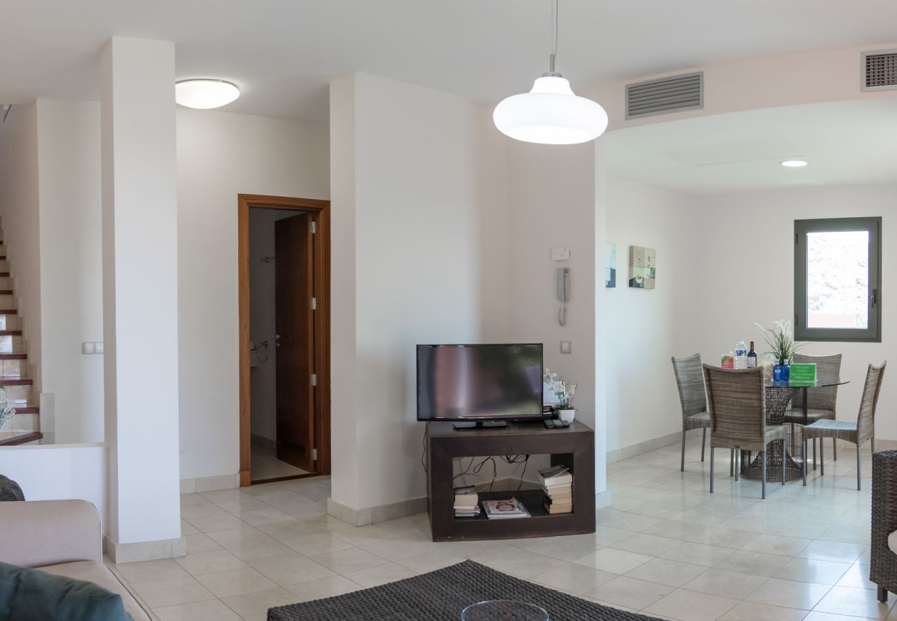 Villa in San Bartolomé de Tirajana - HomeForGuest Salobre Golf Villa, pool, wifi, stunning views