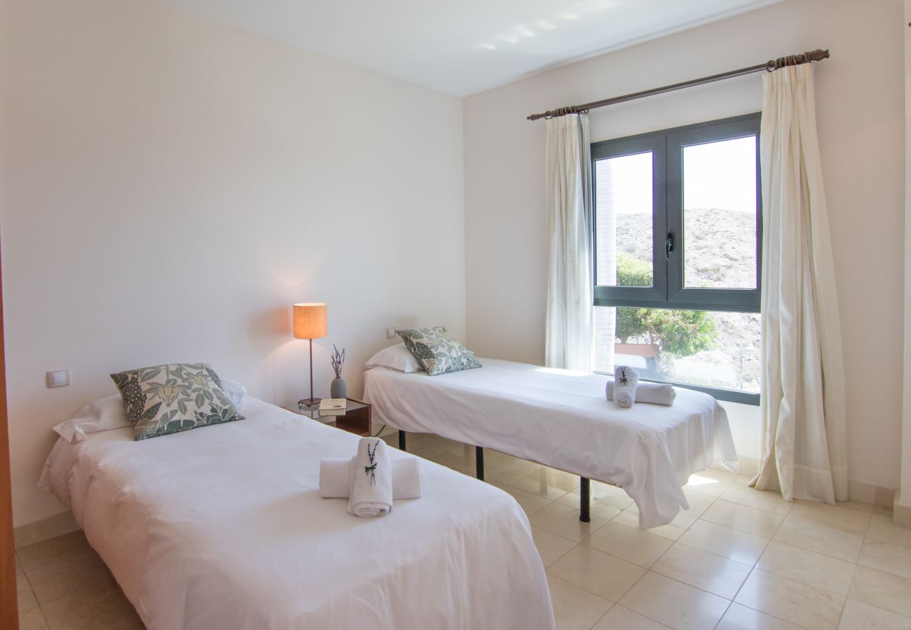 Villa in San Bartolomé de Tirajana - HomeForGuest Salobre Golf Villa, pool, wifi, stunning views