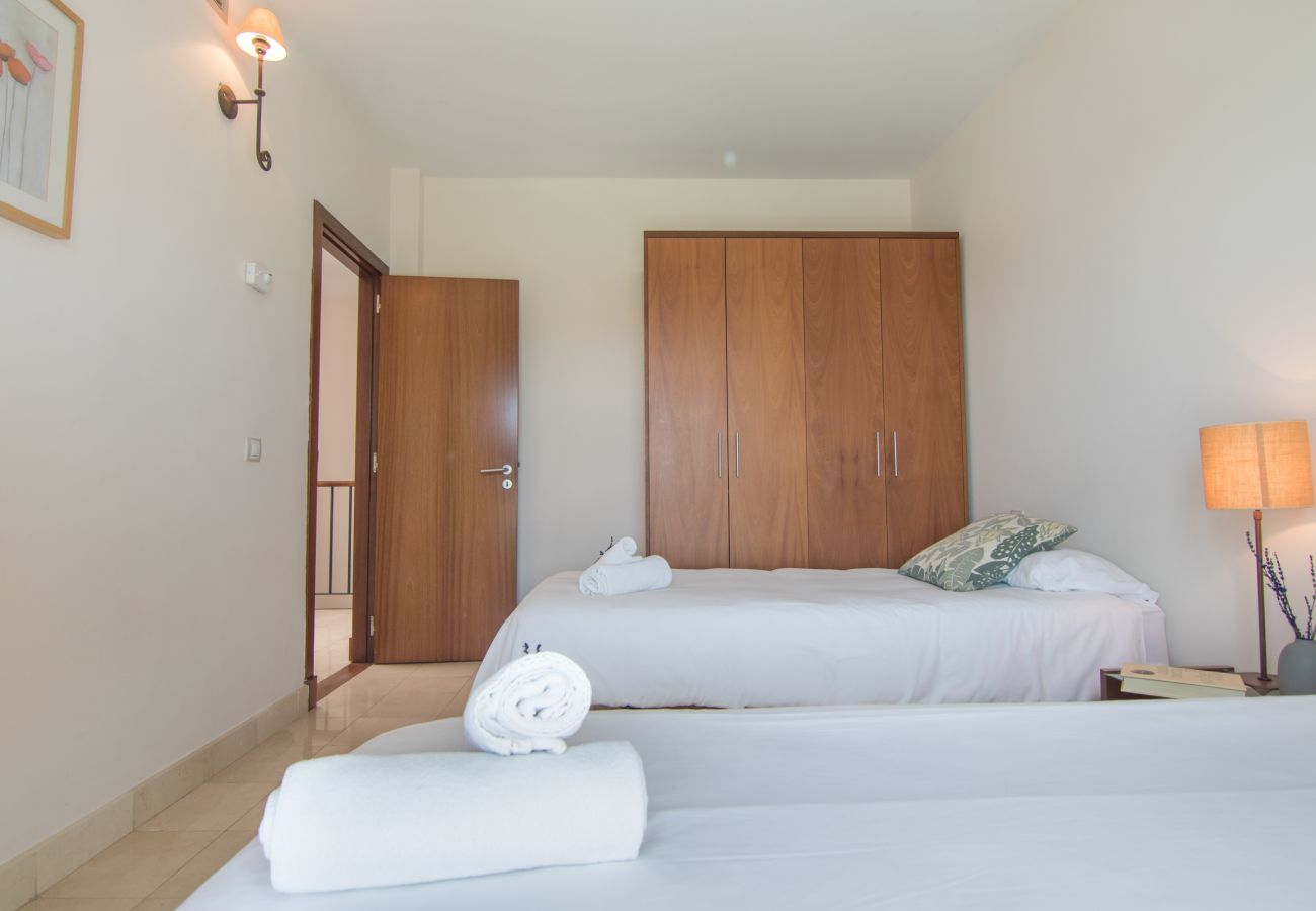 Villa in San Bartolomé de Tirajana - HomeForGuest Salobre Golf Villa, pool, wifi, stunning views