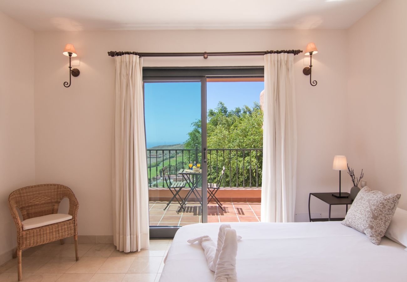 Villa in San Bartolomé de Tirajana - HomeForGuest Salobre Golf Villa, pool, wifi, stunning views
