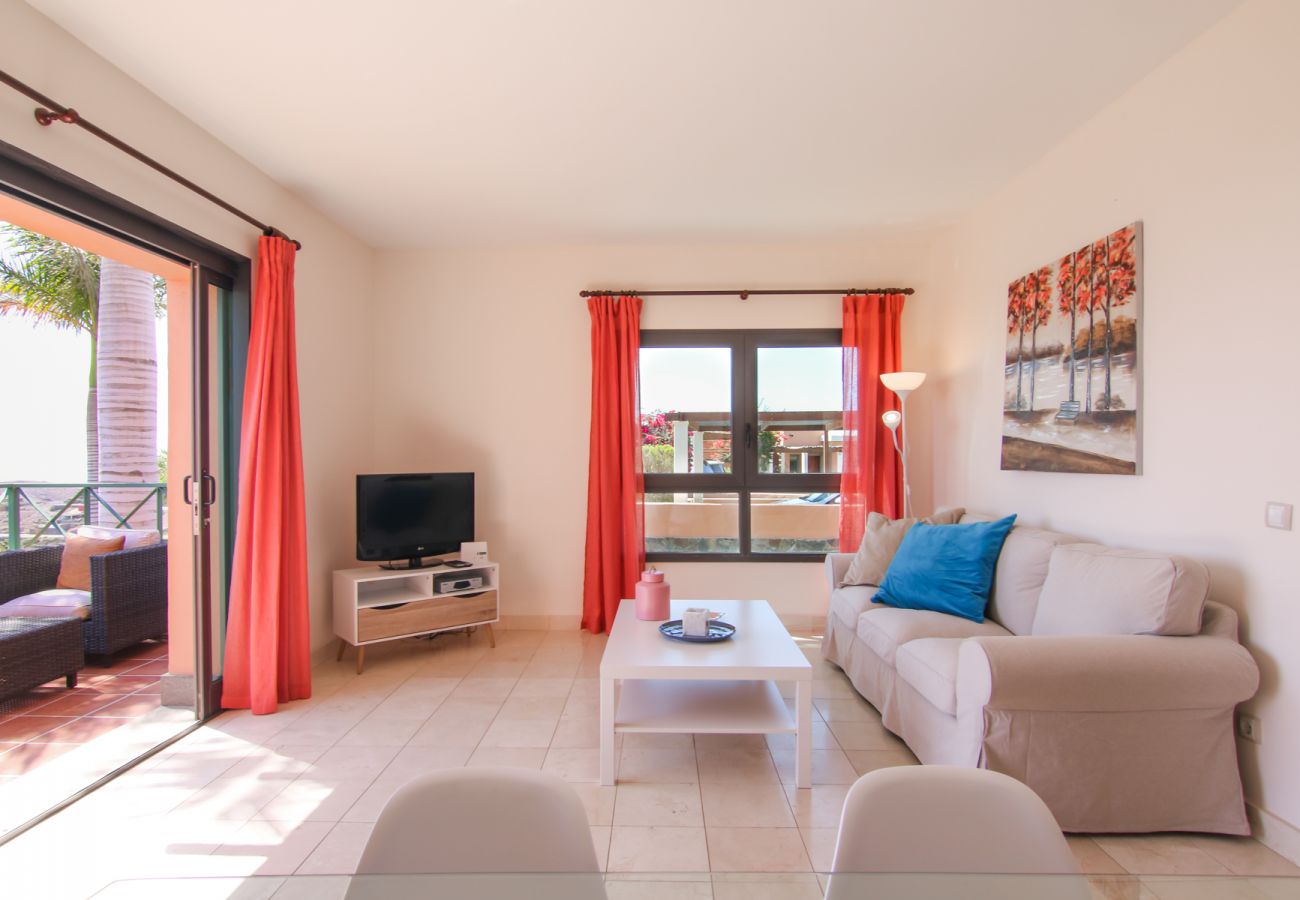 Villa in San Bartolomé de Tirajana - HomeForGuest Salobre Villa, 5PAX, WIFI, POOL, GREAT VIEWS