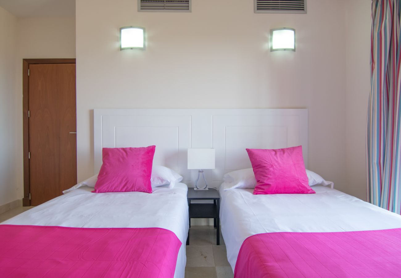 Villa in San Bartolomé de Tirajana - HomeForGuest Salobre Villa, 5PAX, WIFI, POOL, GREAT VIEWS