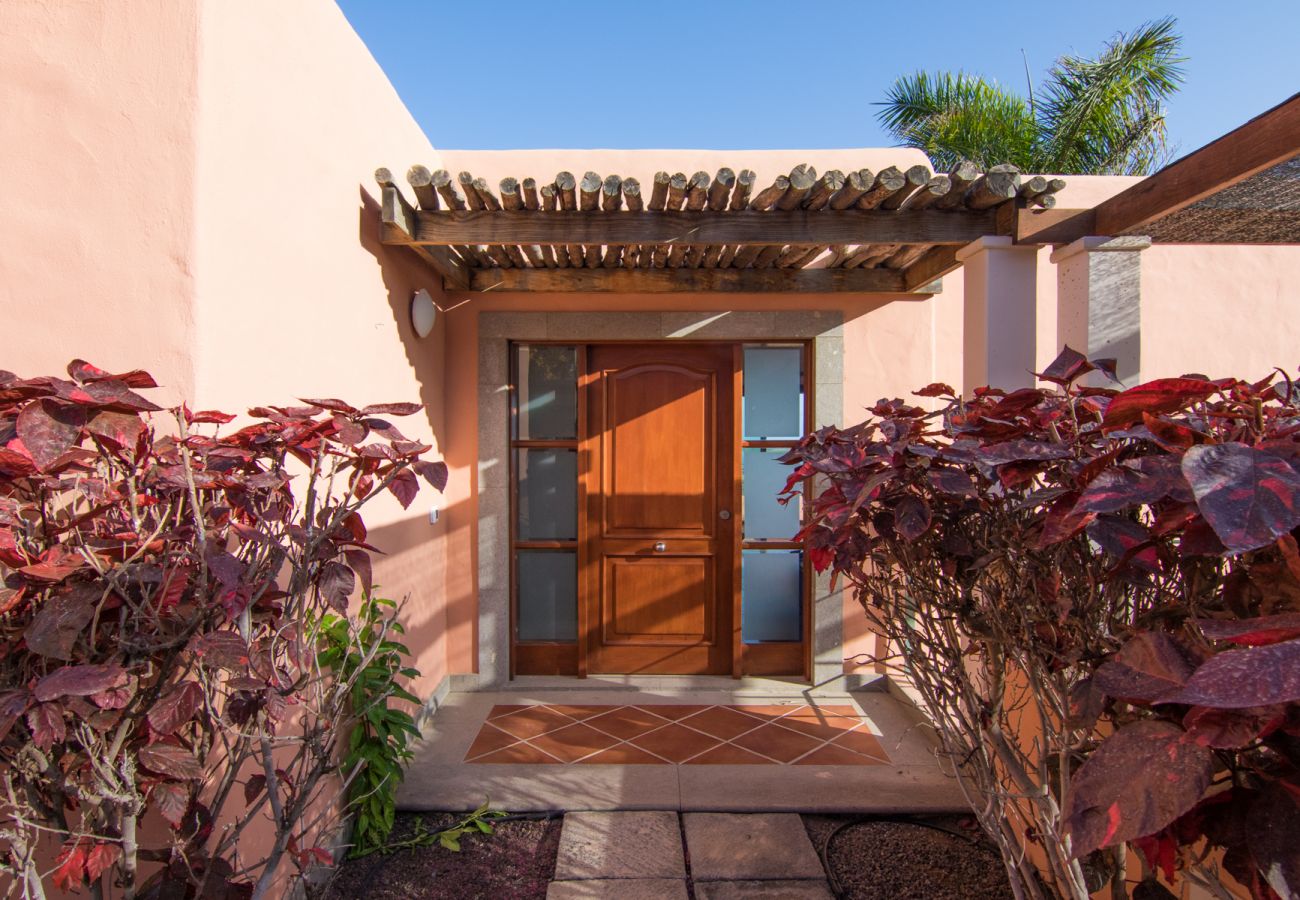 Villa in San Bartolomé de Tirajana - HomeForGuest Salobre Villa, 5PAX, WIFI, POOL, GREAT VIEWS