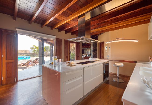 Villa in Antigua - Fuerteventura - HomeForGuest Casa Altanntes: Heated Pool, 4000m² garden - HomeForGuest  Villa in Antigua - Fuerteventura - HomeForGuest Casa Altanntes: Heated Pool, 4000m² garden - HomeForGuest