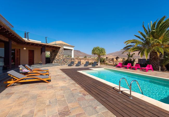 Villa in Antigua - Fuerteventura - HomeForGuest Casa Altanntes: Heated Pool, 4000m² garden - HomeForGuest  Villa in Antigua - Fuerteventura - HomeForGuest Casa Altanntes: Heated Pool, 4000m² garden - HomeForGuest