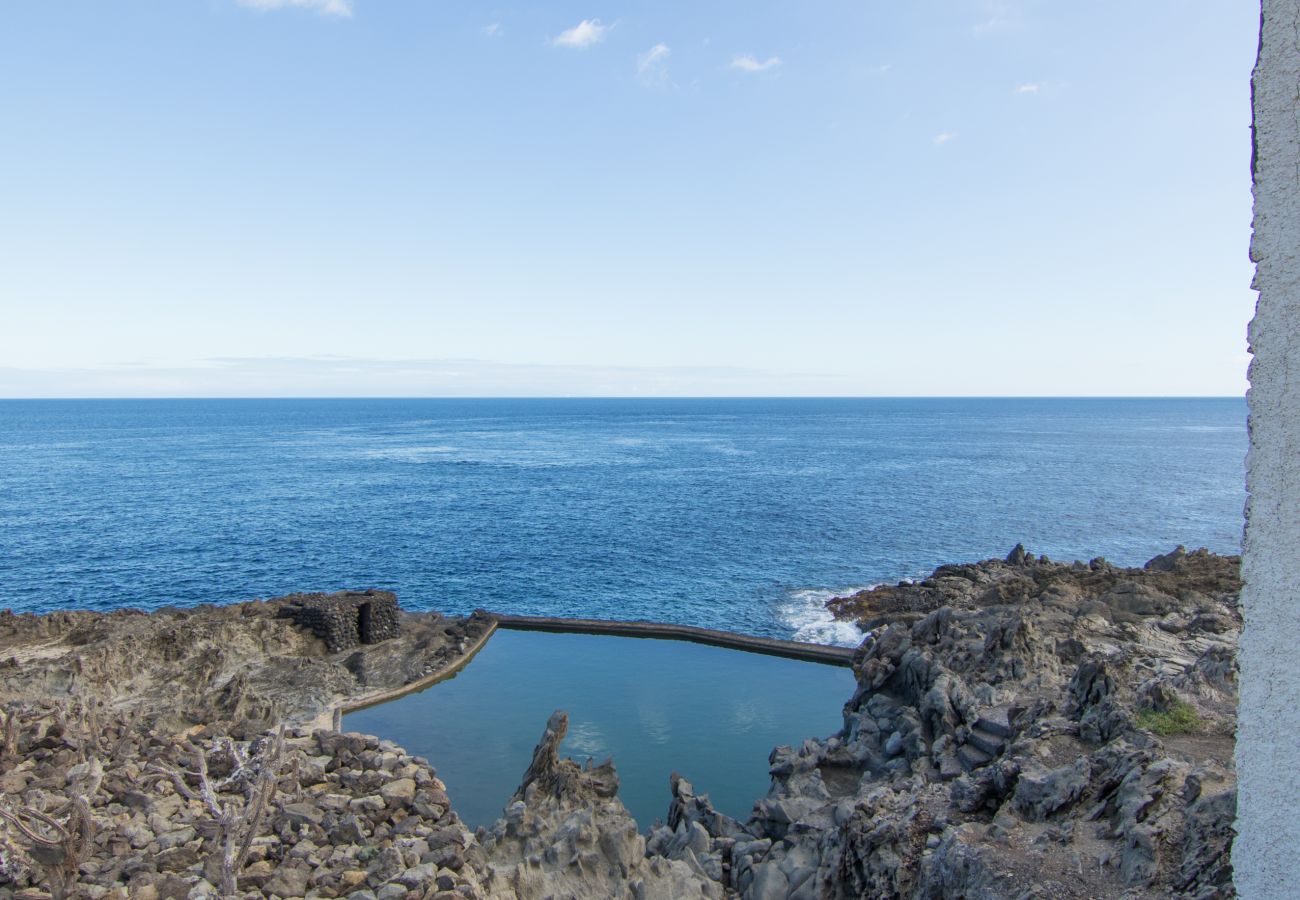 Apartment in Arico - HomeForGuest NextDoor Oasis: ocean front, terrace, natural pool- HomeForGuest