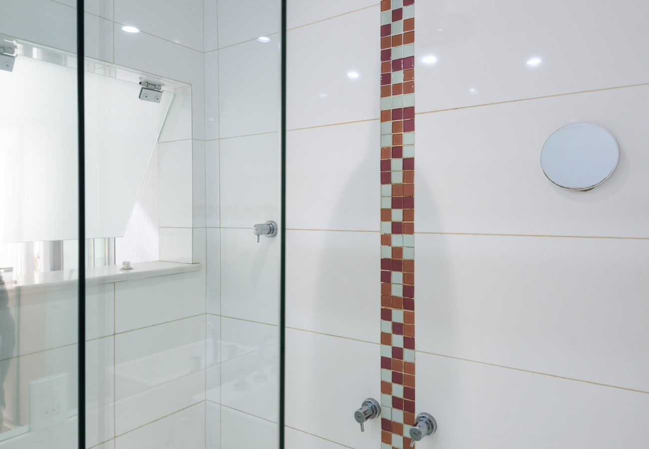 Fully equipped bathroom.