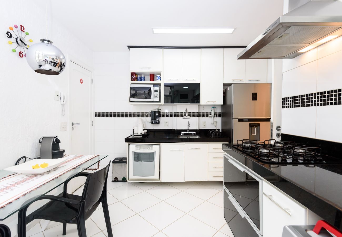 Equipped kitchen, with microwave, cooktop, refrigerator and utensils in general. Note: The dishwasher is NOT available.
