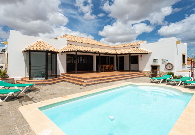 Villa/Dettached house in Caleta de Fuste - HomeForGuest Villa Lobos with Private Swimming Pool 