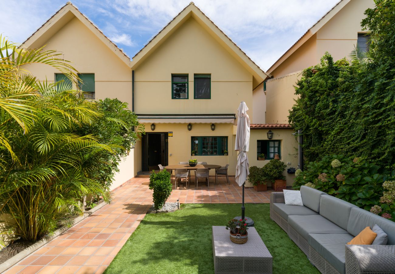 House in Santa Brígida - House with cozy garden BBQ 