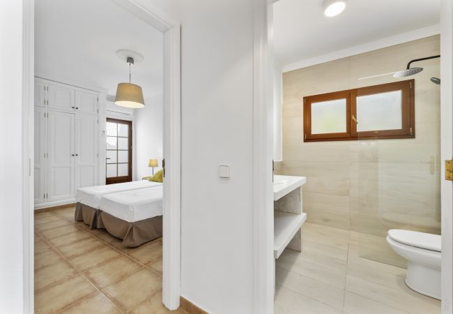 Villa in Tías - Villa 22; pool, sea views, air conditioning, up to six people.  Villa in Tías - Villa 22; pool, sea views, air conditioning, up to six people.