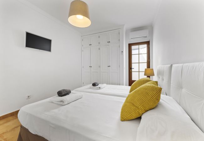 Villa in Tías - Villa 22; pool, sea views, air conditioning, up to six people.  Villa in Tías - Villa 22; pool, sea views, air conditioning, up to six people.
