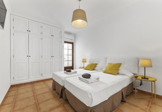 Villa in Tías - Villa 22; pool, sea views, air conditioning, up to six people.  Villa in Tías - Villa 22; pool, sea views, air conditioning, up to six people.