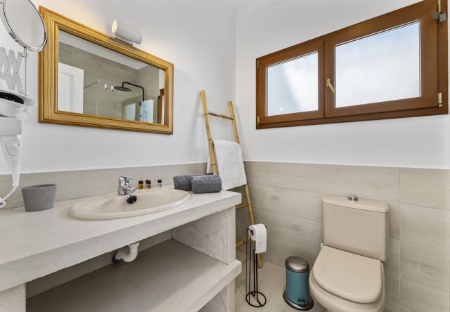 Villa in Tías - Villa 22; pool, sea views, air conditioning, up to six people.  Villa in Tías - Villa 22; pool, sea views, air conditioning, up to six people.