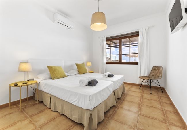 Villa in Tías - Villa 22; pool, sea views, air conditioning, up to six people.  Villa in Tías - Villa 22; pool, sea views, air conditioning, up to six people.