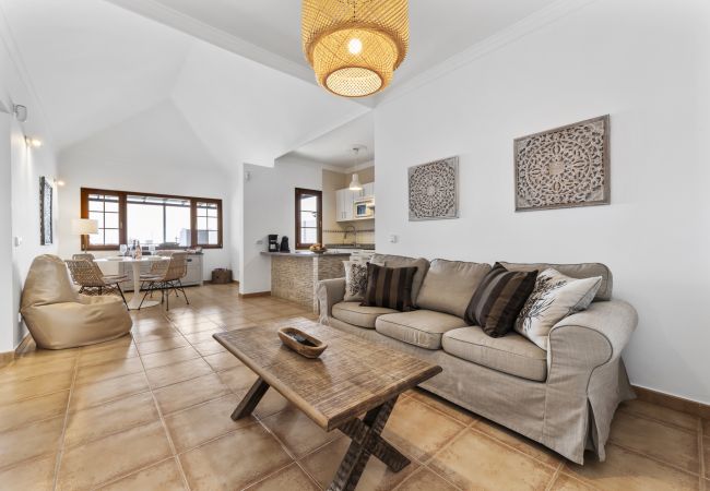 Villa in Tías - Villa 22; pool, sea views, air conditioning, up to six people.  Villa in Tías - Villa 22; pool, sea views, air conditioning, up to six people.