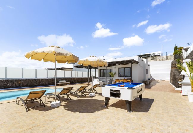 Villa in Tías - Villa 22; pool, sea views, air conditioning, up to six people.  Villa in Tías - Villa 22; pool, sea views, air conditioning, up to six people.