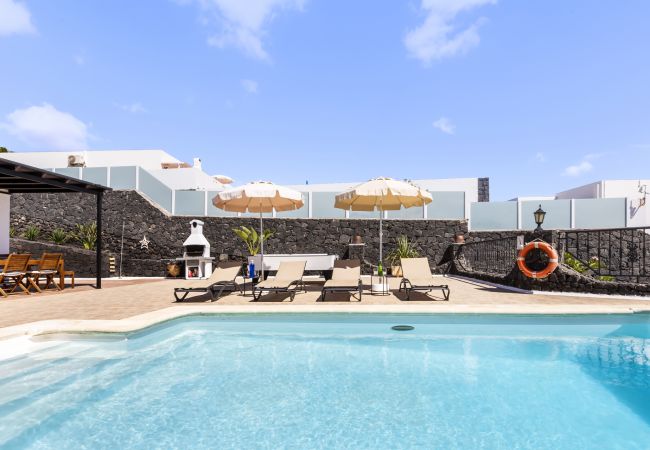 Villa in Tías - Villa 22; pool, sea views, air conditioning, up to six people.  Villa in Tías - Villa 22; pool, sea views, air conditioning, up to six people.