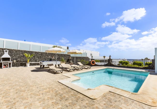 Villa in Tías - Villa 22; pool, sea views, air conditioning, up to six people.  Villa in Tías - Villa 22; pool, sea views, air conditioning, up to six people.