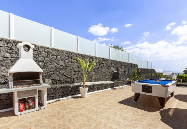 Villa in Tías - Villa 22; pool, sea views, air conditioning, up to six people.  Villa in Tías - Villa 22; pool, sea views, air conditioning, up to six people.