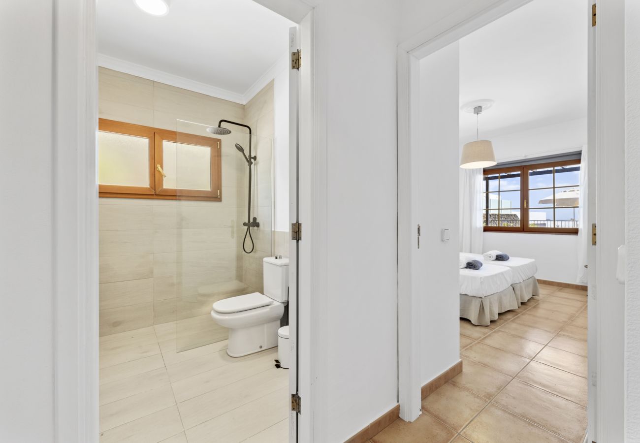 Villa in Tías - Villa 22; pool, sea views, air conditioning, up to six people.  Villa in Tías - Villa 22; pool, sea views, air conditioning, up to six people.