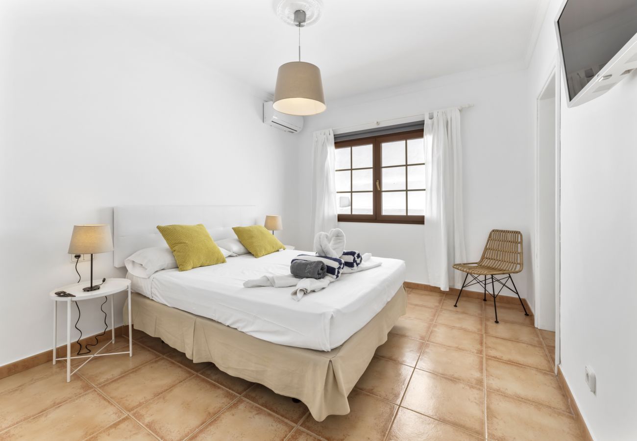 Villa in Tías - Villa 22; pool, sea views, air conditioning, up to six people.  Villa in Tías - Villa 22; pool, sea views, air conditioning, up to six people.