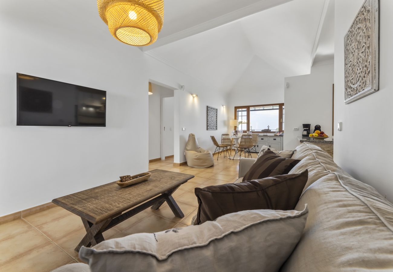 Villa in Tías - Villa 22; pool, sea views, air conditioning, up to six people.  Villa in Tías - Villa 22; pool, sea views, air conditioning, up to six people.