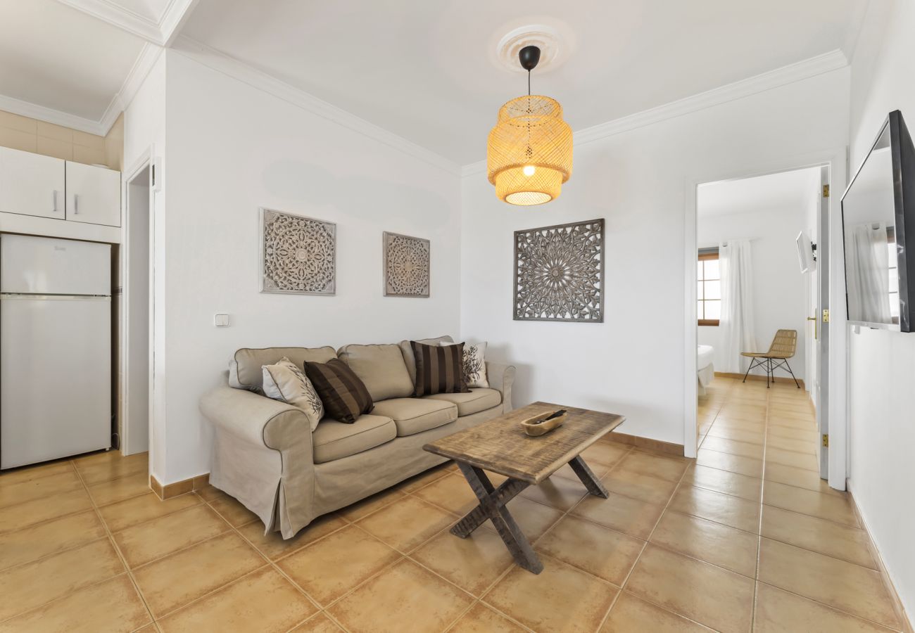 Villa in Tías - Villa 22; pool, sea views, air conditioning, up to six people.  Villa in Tías - Villa 22; pool, sea views, air conditioning, up to six people.