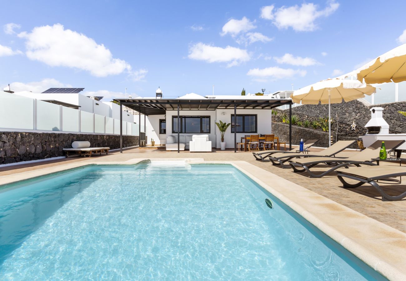 Villa in Tías - Villa 22; pool, sea views, air conditioning, up to six people.  Villa in Tías - Villa 22; pool, sea views, air conditioning, up to six people.