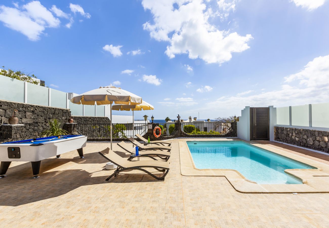 Villa in Tías - Villa 22; pool, sea views, air conditioning, up to six people.  Villa in Tías - Villa 22; pool, sea views, air conditioning, up to six people.