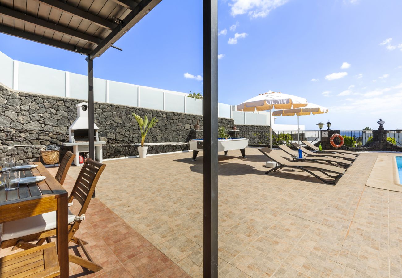 Villa in Tías - Villa 22; pool, sea views, air conditioning, up to six people.  Villa in Tías - Villa 22; pool, sea views, air conditioning, up to six people.