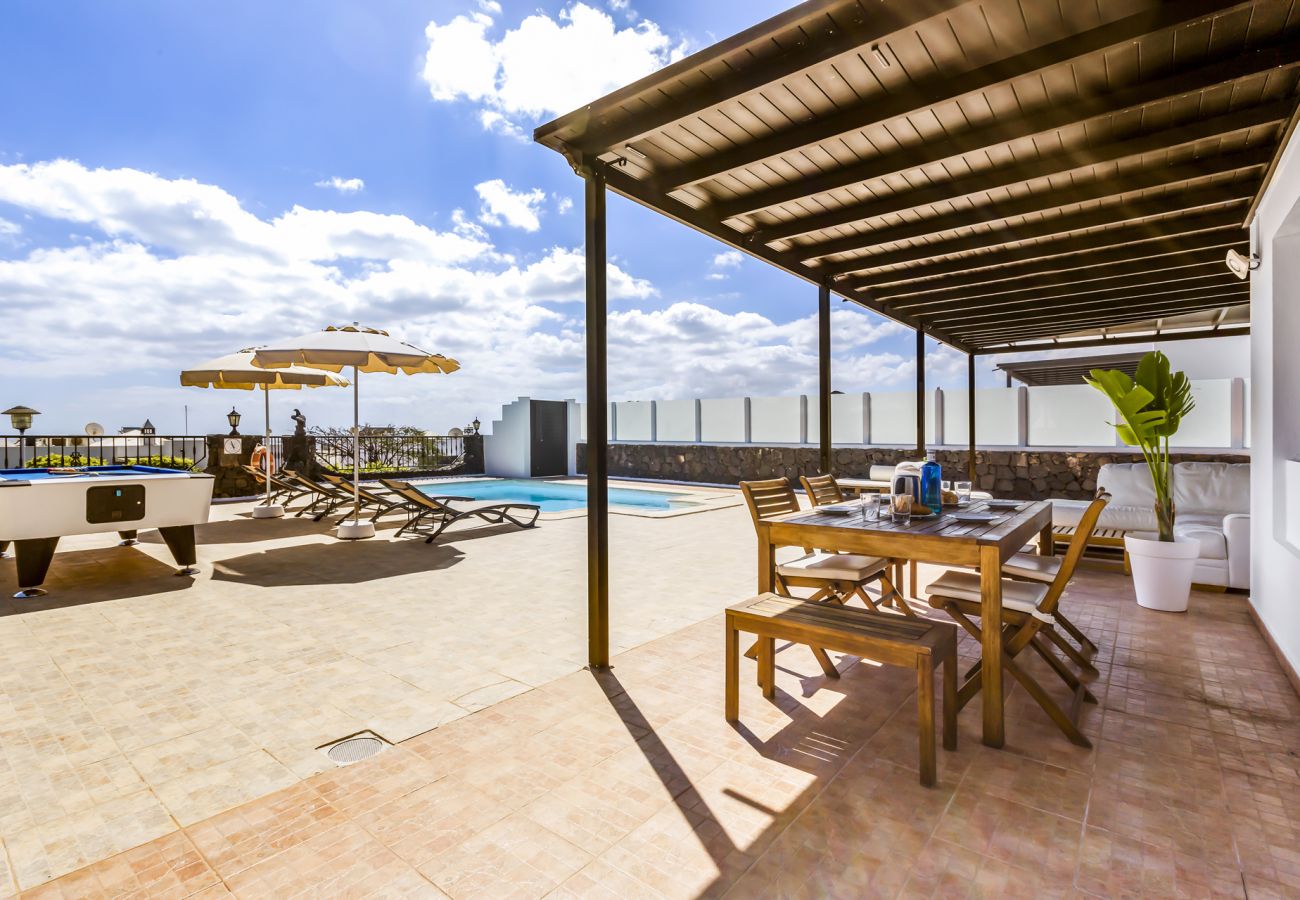 Villa in Tías - Villa 22; pool, sea views, air conditioning, up to six people.  Villa in Tías - Villa 22; pool, sea views, air conditioning, up to six people.
