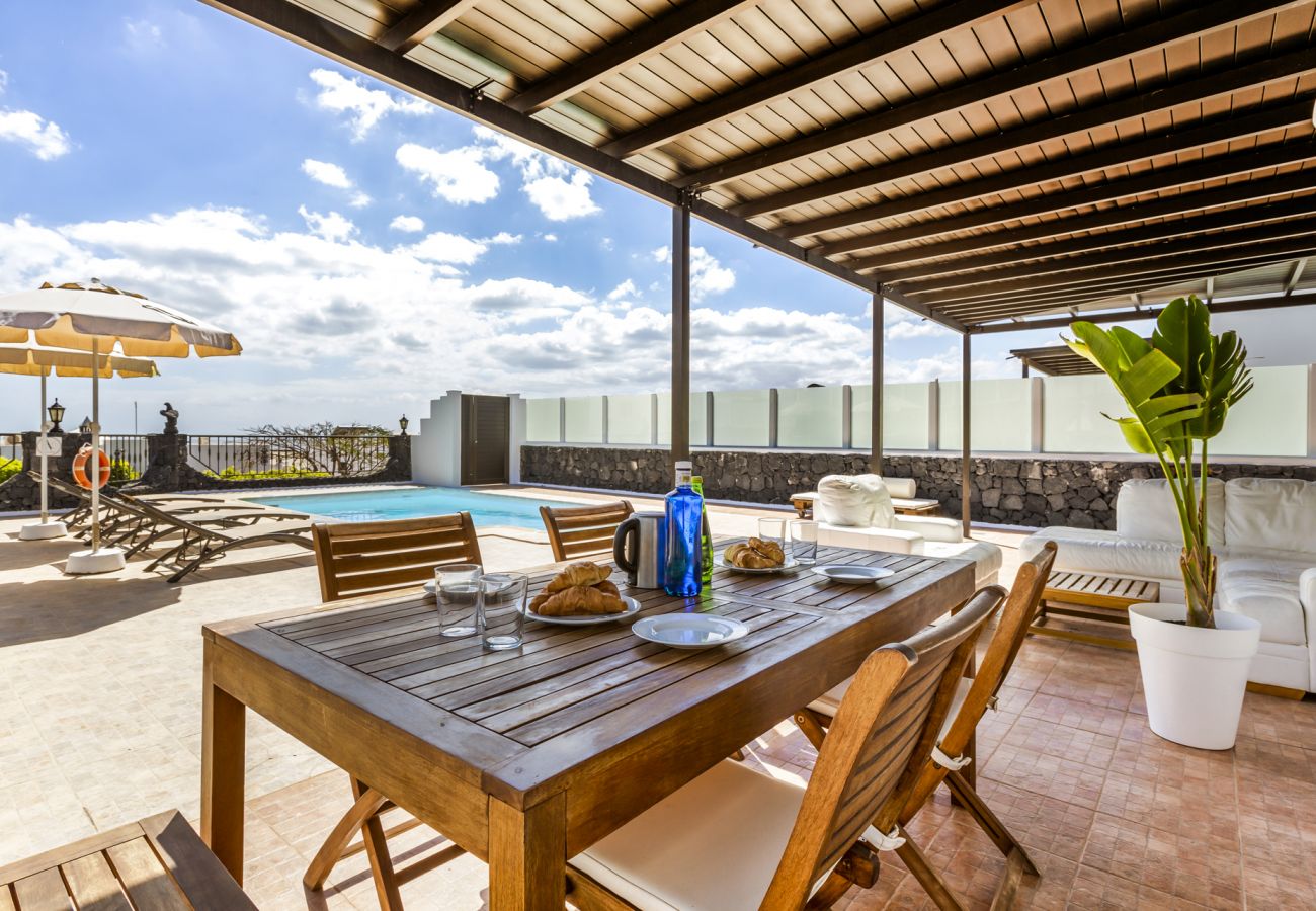 Villa in Tías - Villa 22; pool, sea views, air conditioning, up to six people.  Villa in Tías - Villa 22; pool, sea views, air conditioning, up to six people.