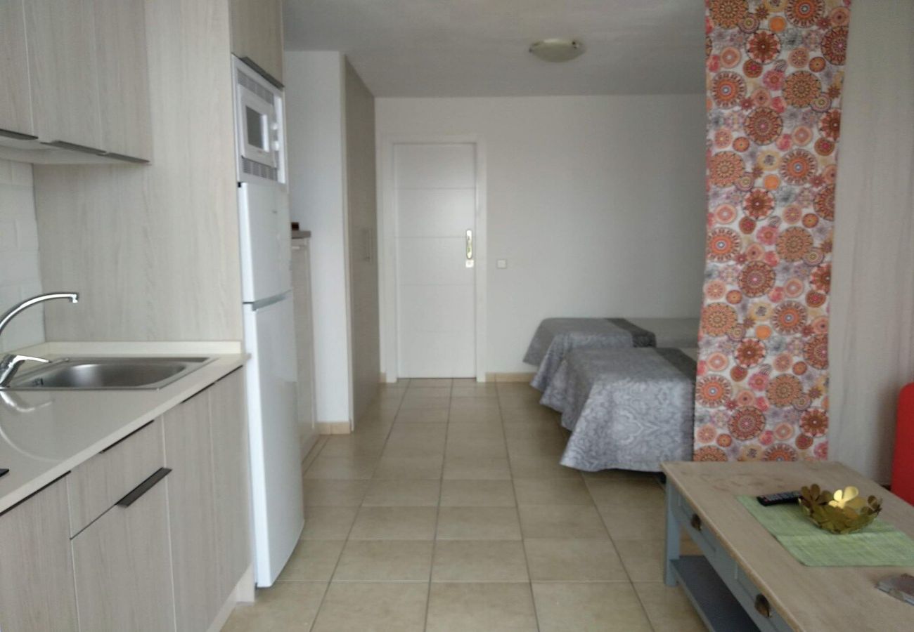 Studio in Puerto del Carmen - ZOE; two beds, TV, WIFI, equipped kitchen, bathroom, swimming pool and solarium 