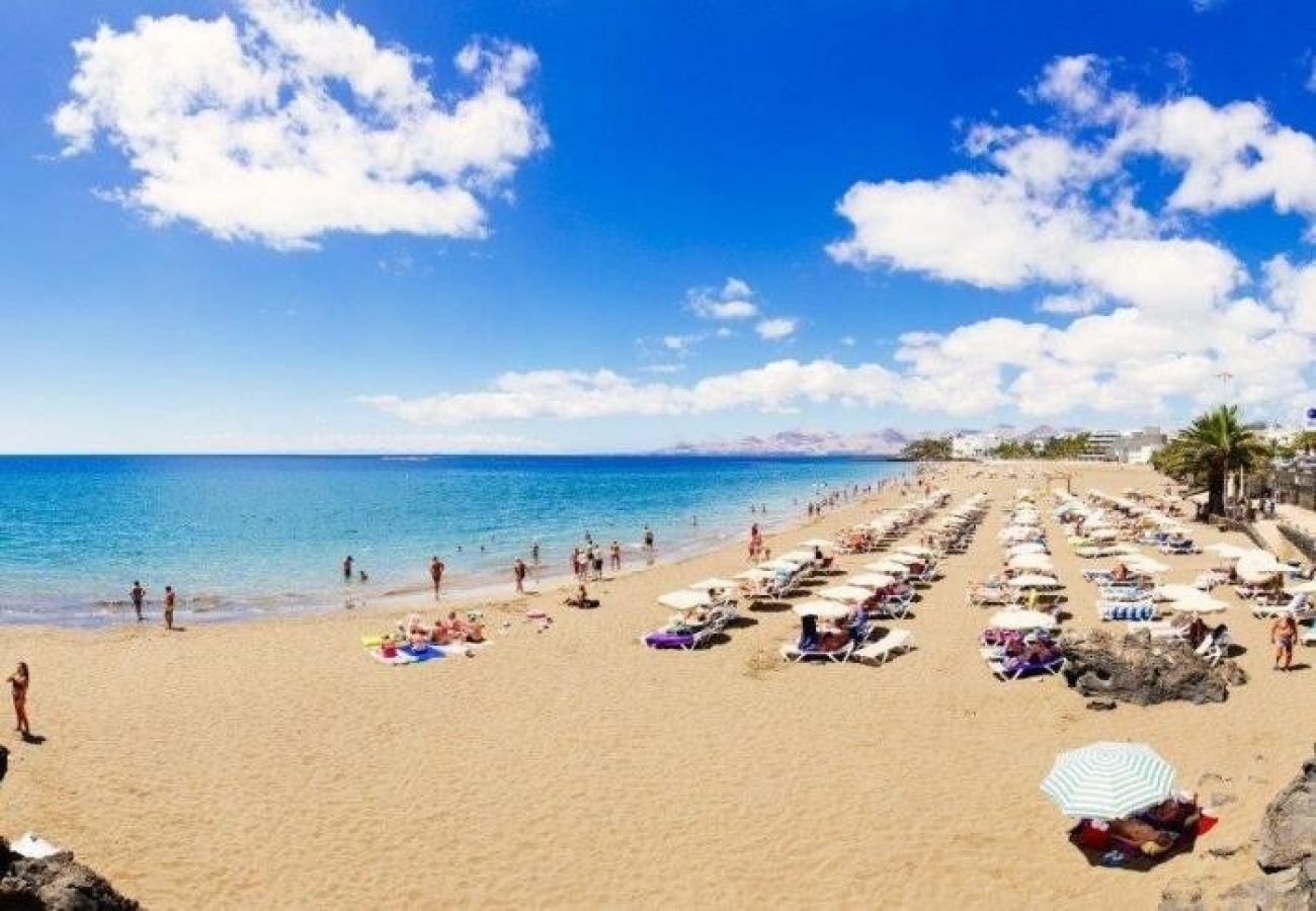 Studio in Puerto del Carmen - ZOE; two beds, TV, WIFI, equipped kitchen, bathroom, swimming pool and solarium 