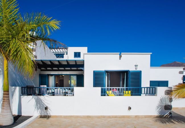 House in Playa Blanca - La niña bonita - poolside villa with sea views House in Playa Blanca - La niña bonita - poolside villa with sea views