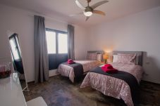 House in Playa Blanca - La niña bonita - poolside villa with sea views