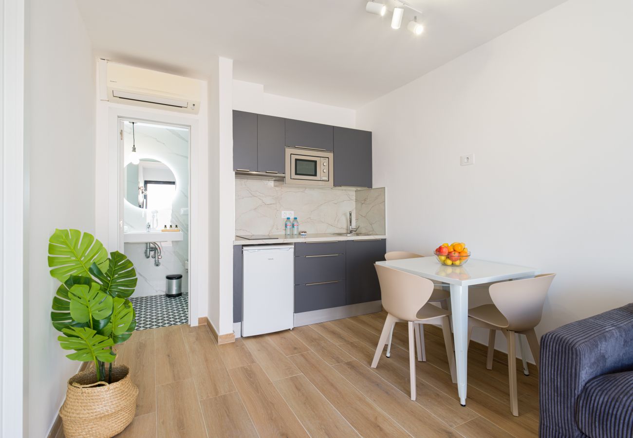 Apartment in Corralejo - Modern apartment. Swimming pool and terrace. Right on the beach in Corralejo - Home For Guest