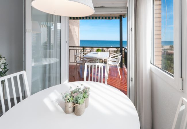 Apartment in Playa de Gandía - Condo in front of the Beach, Airco and lovely sunny terrace.  Apartment in Playa de Gandía - Condo in front of the Beach, Airco and lovely sunny terrace.