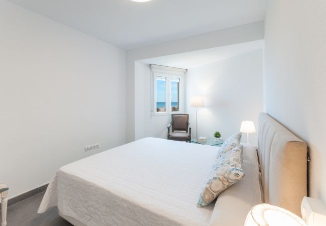 Apartment in Playa de Gandía - Condo in front of the Beach, Airco and lovely sunny terrace.  Apartment in Playa de Gandía - Condo in front of the Beach, Airco and lovely sunny terrace.