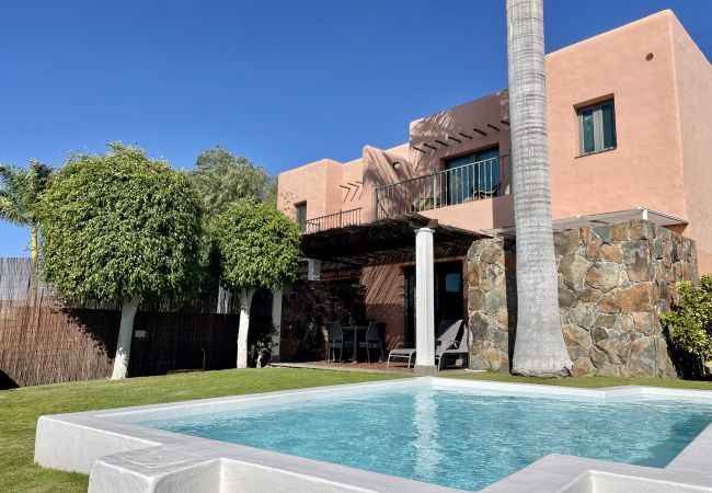 Villa/Dettached house in San Bartolomé de Tirajana - HomeForGuest Villa in Salobre Golf 5 with private pool and views to the golf course.