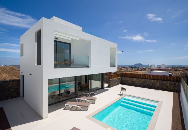 Villa/Dettached house in Corralejo - Villa Las Calderas Breeze, breathtaking views and private pool