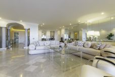 Apartment in Marbella - Luxury beachfront apartment with private pool in Puerto Banus