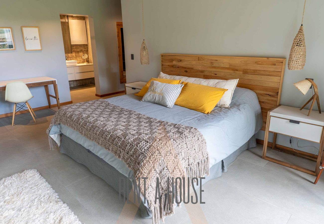 House in San Carlos de Bariloche - ARE16 - Espectacular  Casa en Arelauquen