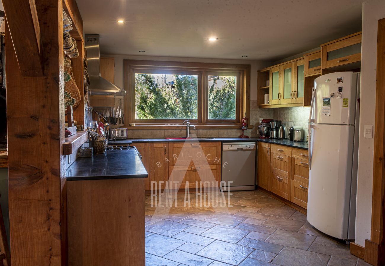 House in San Carlos de Bariloche - ARE23 8PAX WARM AND SPACIOUS HOUSE IN GATED NEIGHBORHOOD
