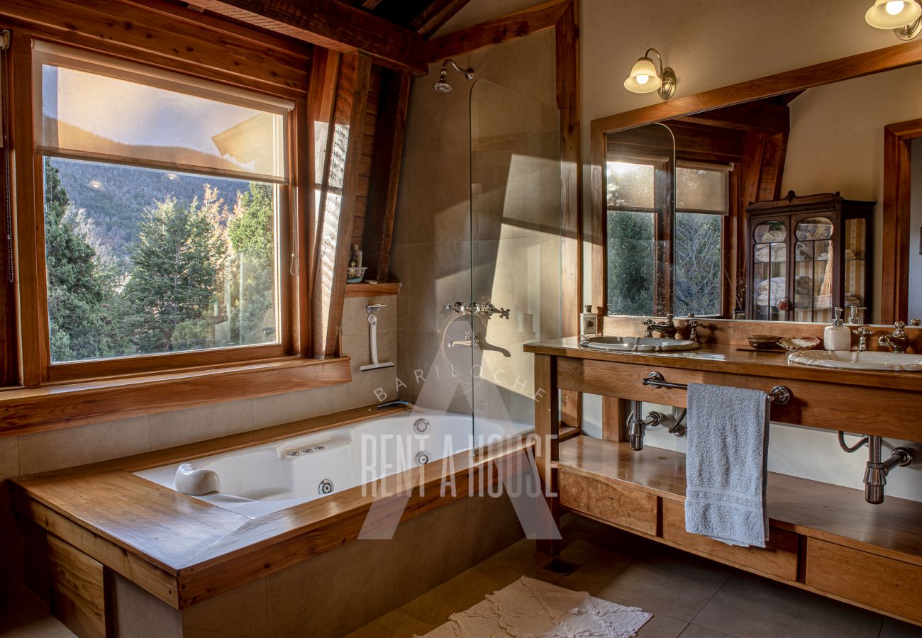 House in San Carlos de Bariloche - ARE23 8PAX WARM AND SPACIOUS HOUSE IN GATED NEIGHBORHOOD