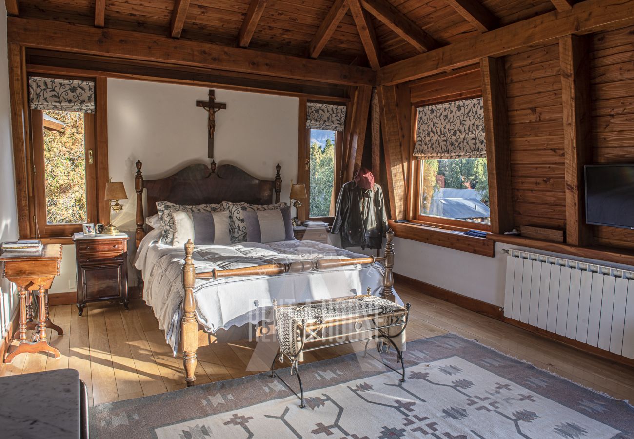 House in San Carlos de Bariloche - ARE23 8PAX WARM AND SPACIOUS HOUSE IN GATED NEIGHBORHOOD